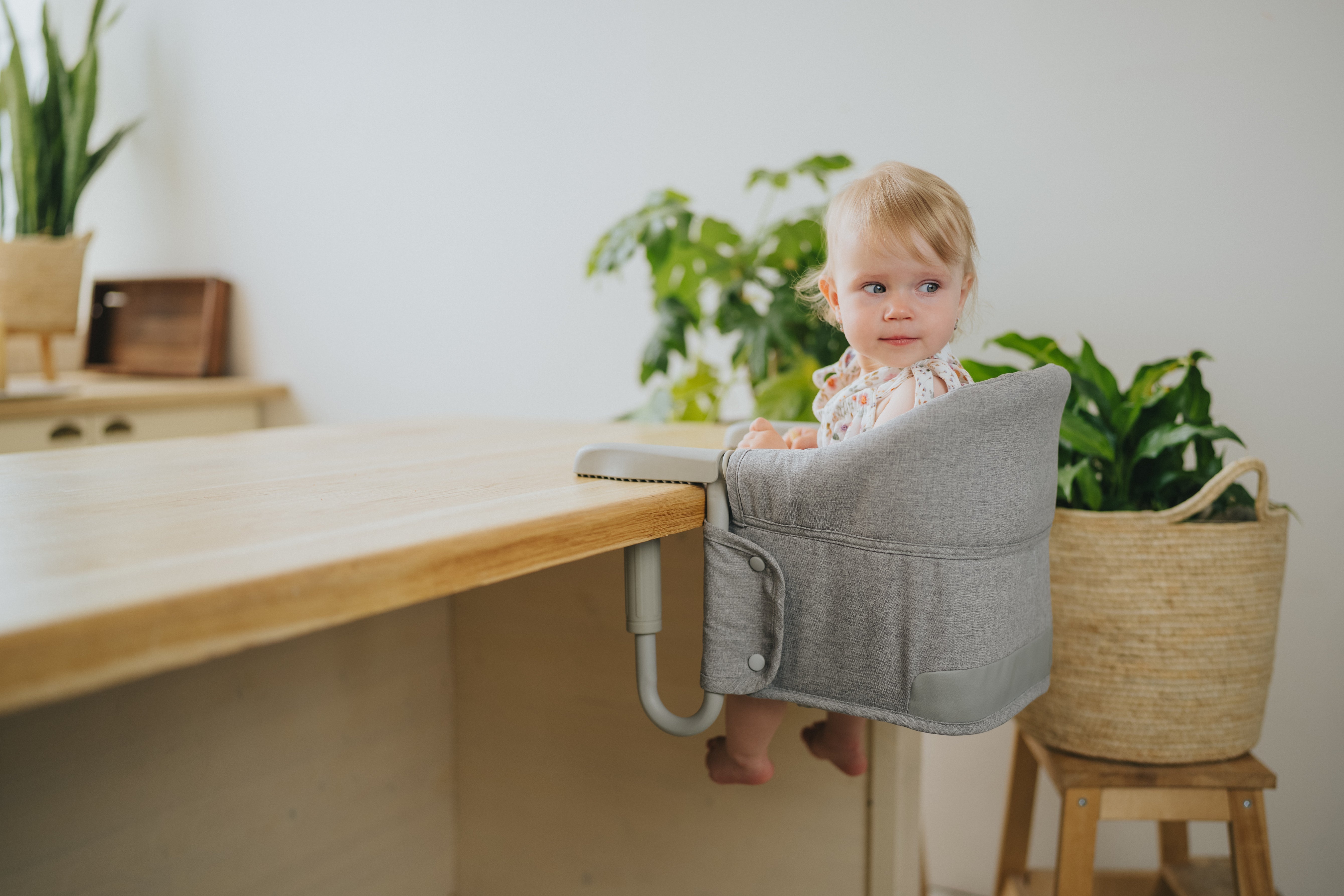 Cestovná jedálenská stolička Monkey Mum® - sivá