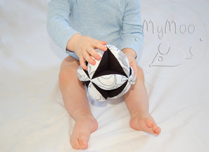 MyMoo Montessori úchopová loptička - Lesné zvieratká/čierna