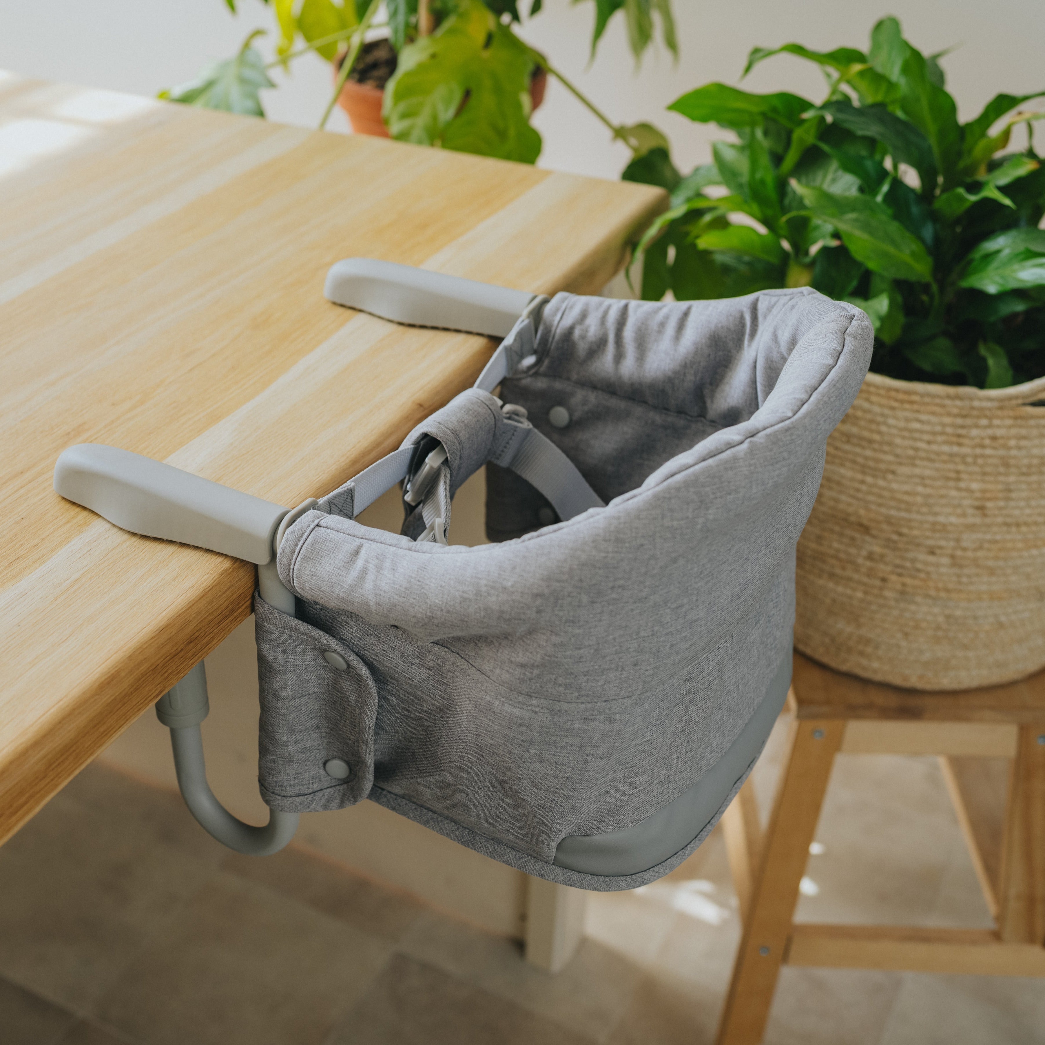 Cestovná jedálenská stolička Monkey Mum® - sivá