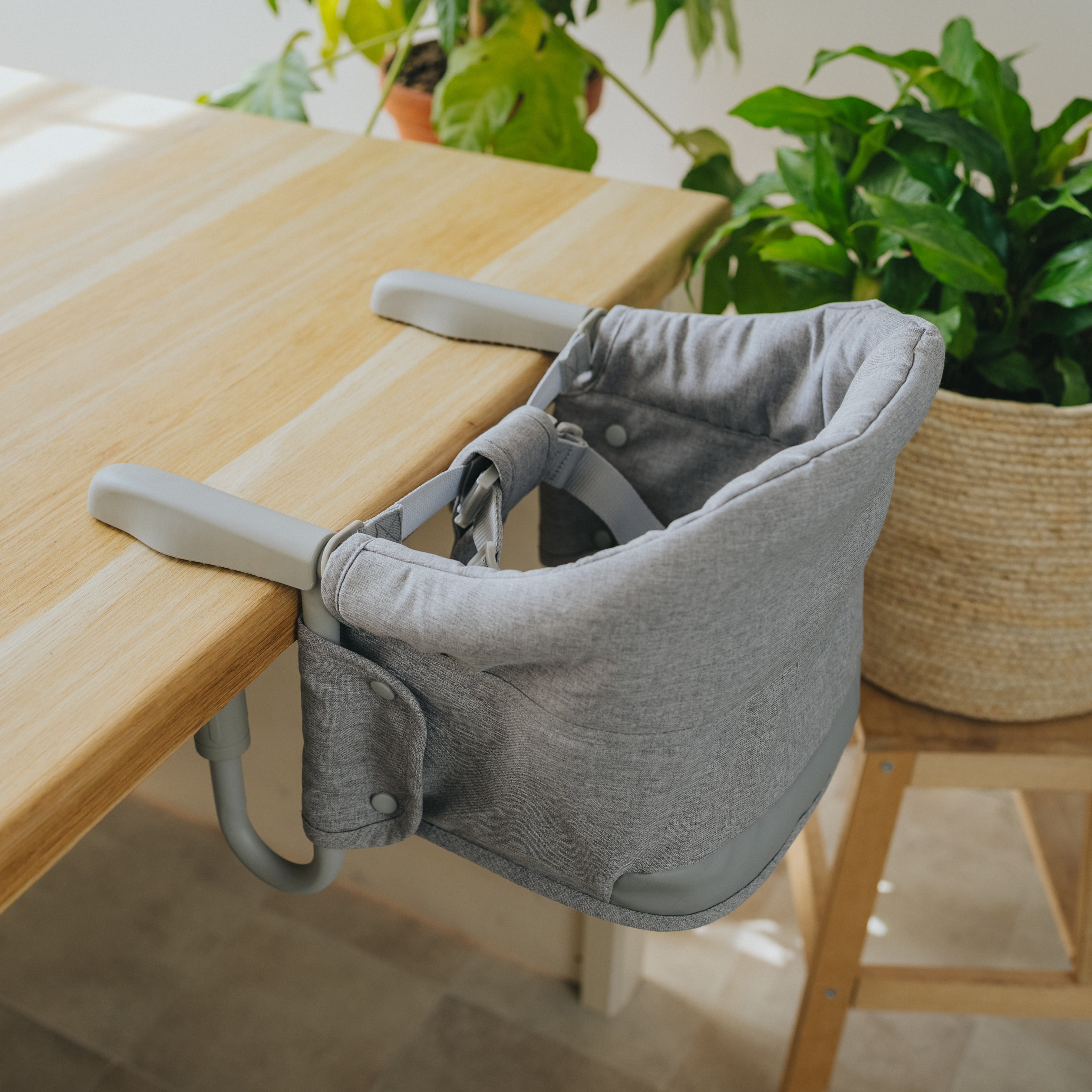 Cestovná jedálenská stolička Monkey Mum® - sivá - rozbalená