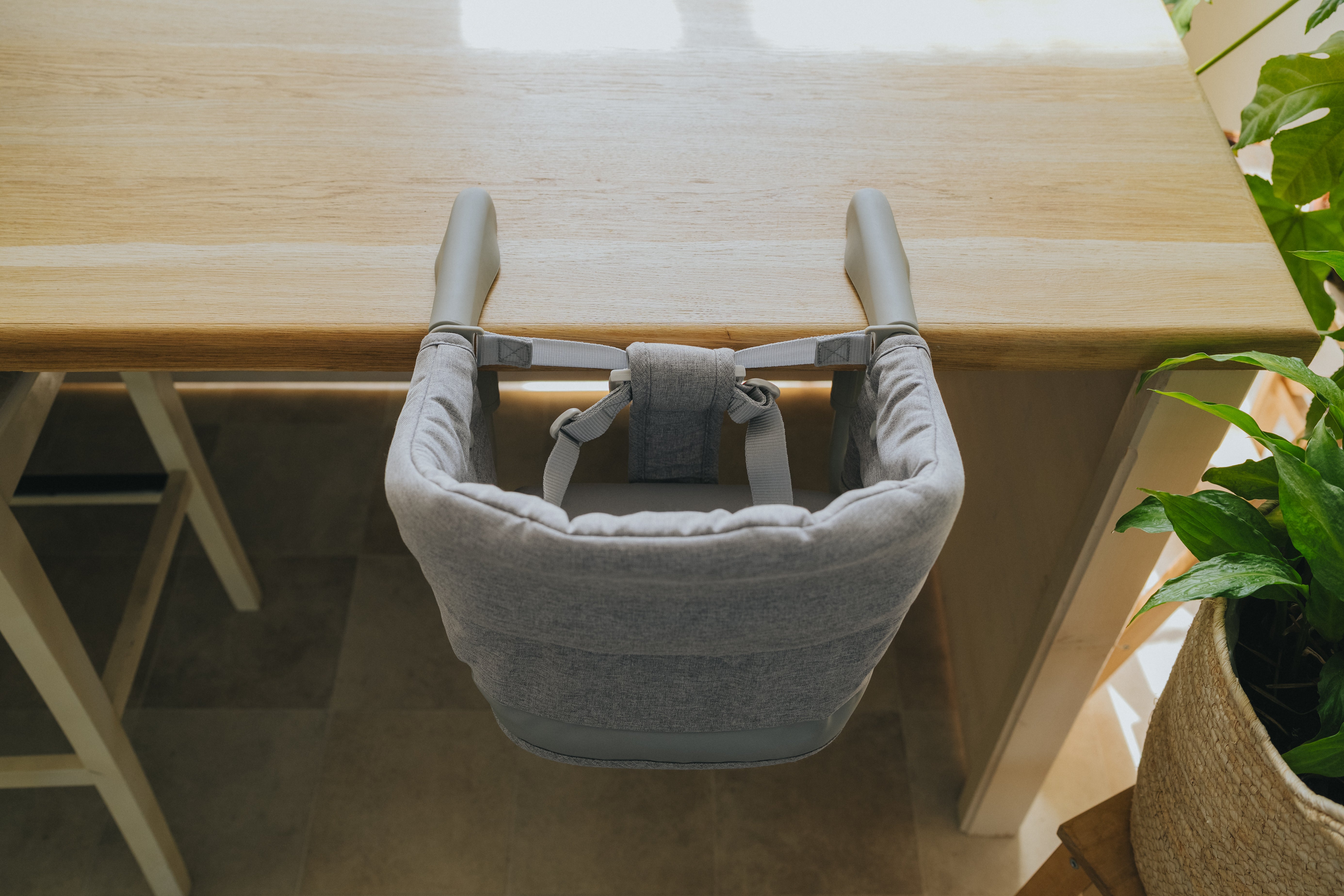 Cestovná jedálenská stolička Monkey Mum® - sivá - rozbalená